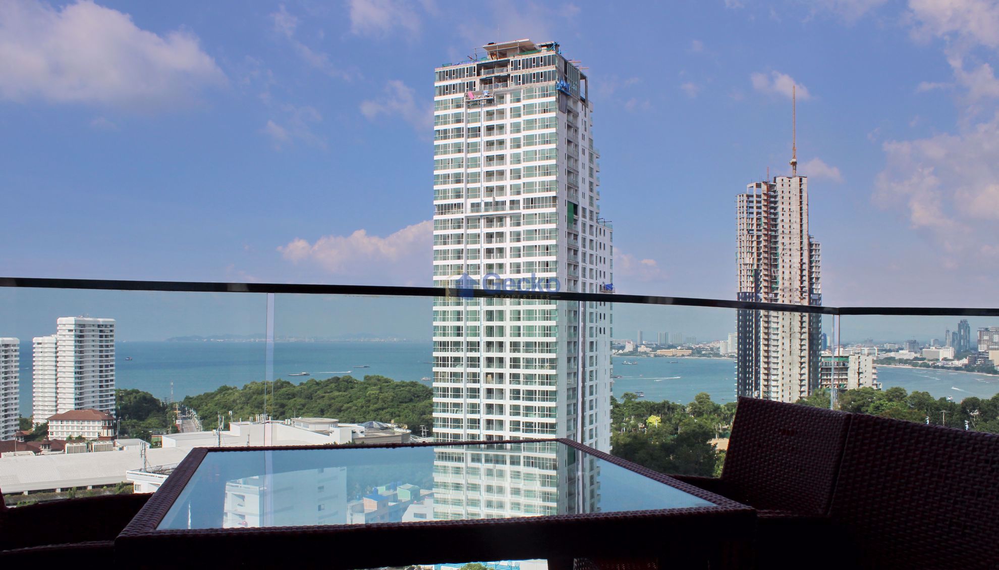 2 ห้องนอน คอนโดมิเนี่ยม เข้า The Cliff พระตำหนัก C002938
