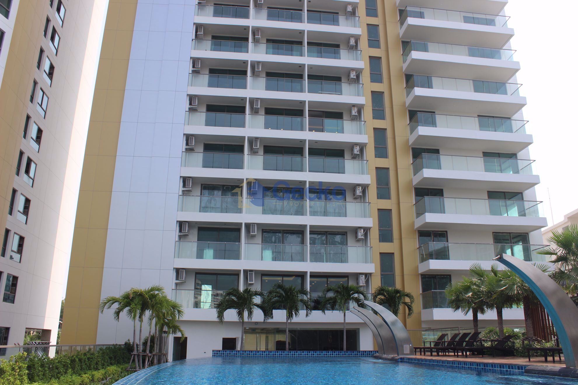 2 ห้องนอน คอนโดมิเนี่ยม เข้า The Peak Towers พระตำหนัก C002403