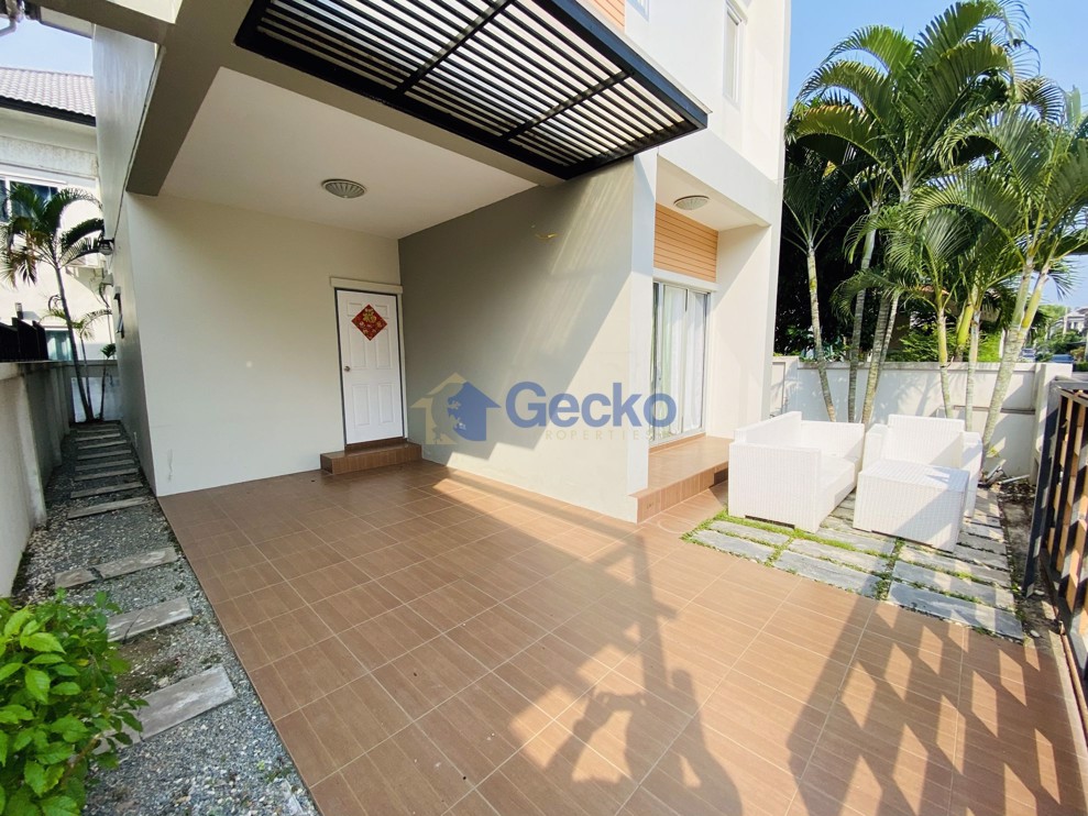 3 Bedrooms House in Patta Village  East Pattaya H007360 (Photo 3)