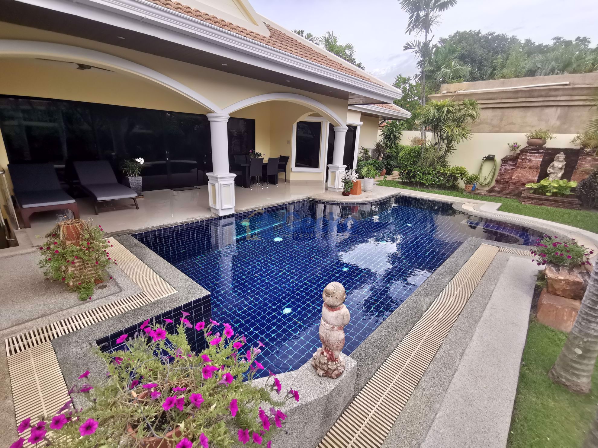 3 Bedrooms House in Jomtien Park Villas  Jomtien Real Estate & Condos for Sale / Rent H009286