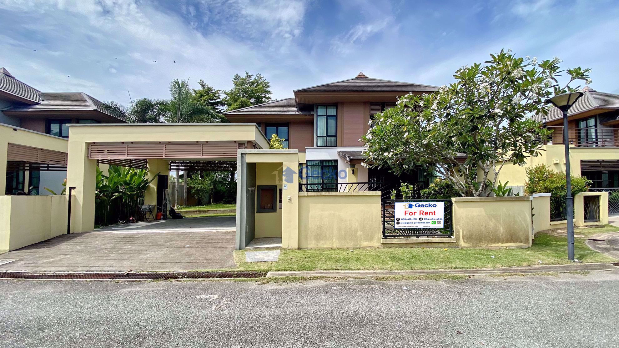 4 Bedrooms House in Horseshoe Point, The Village  East Pattaya H009385