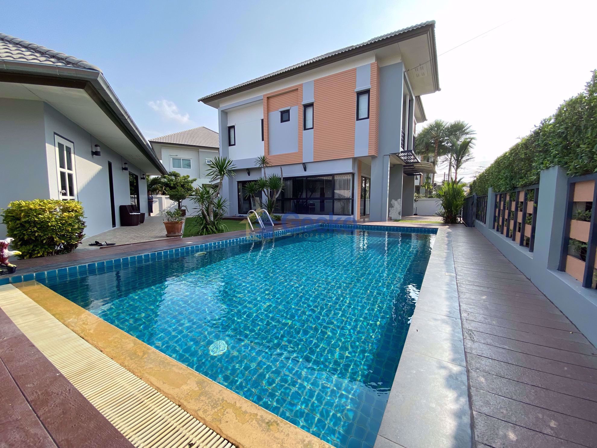 3 Bedrooms House in Patta Village  East Pattaya H009854