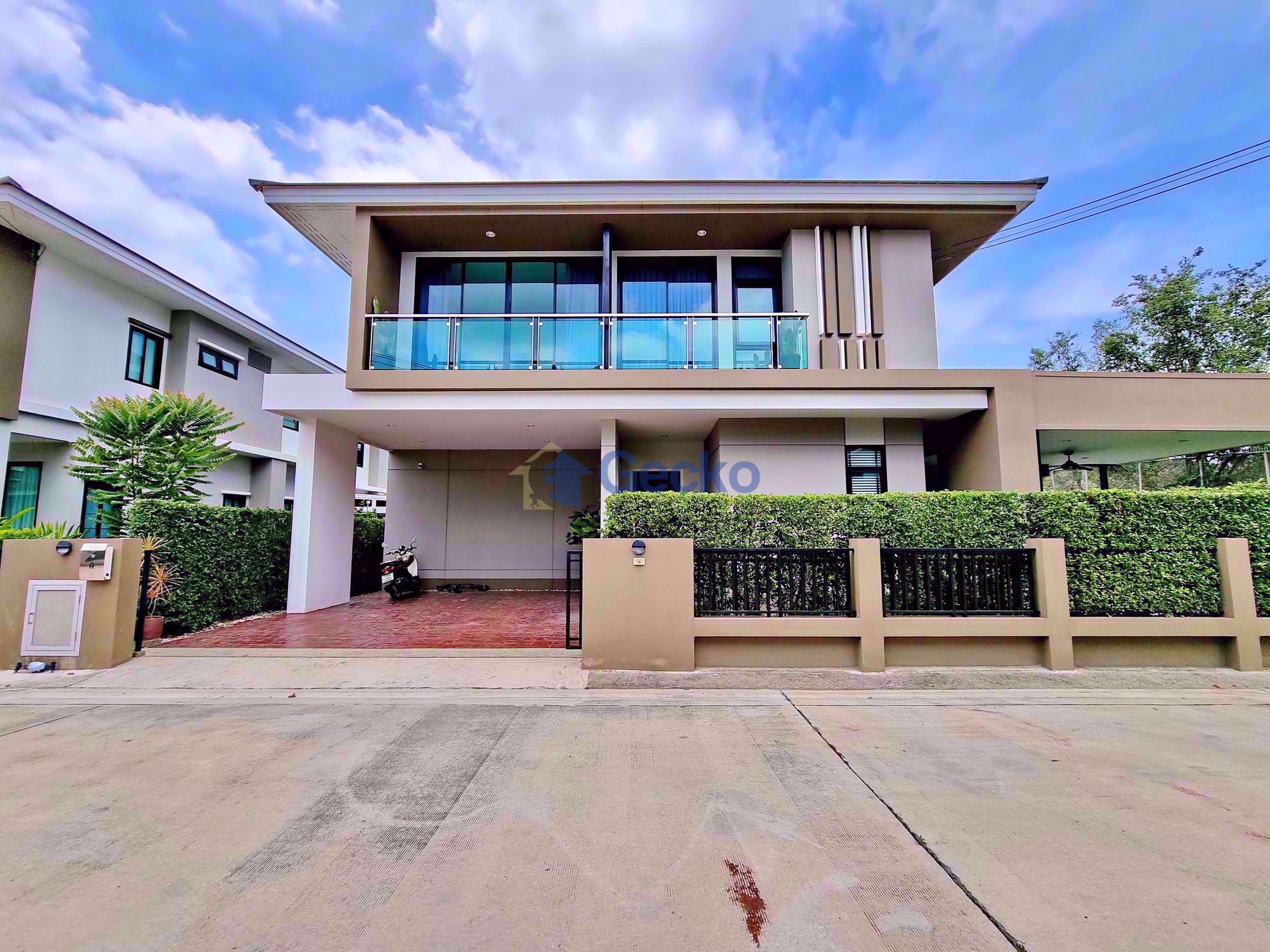 4 Bedrooms House in H Living Life  East Pattaya H009878