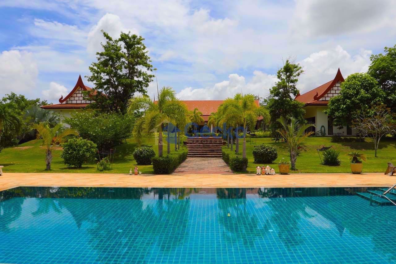6 Bedrooms House  East Pattaya H010037