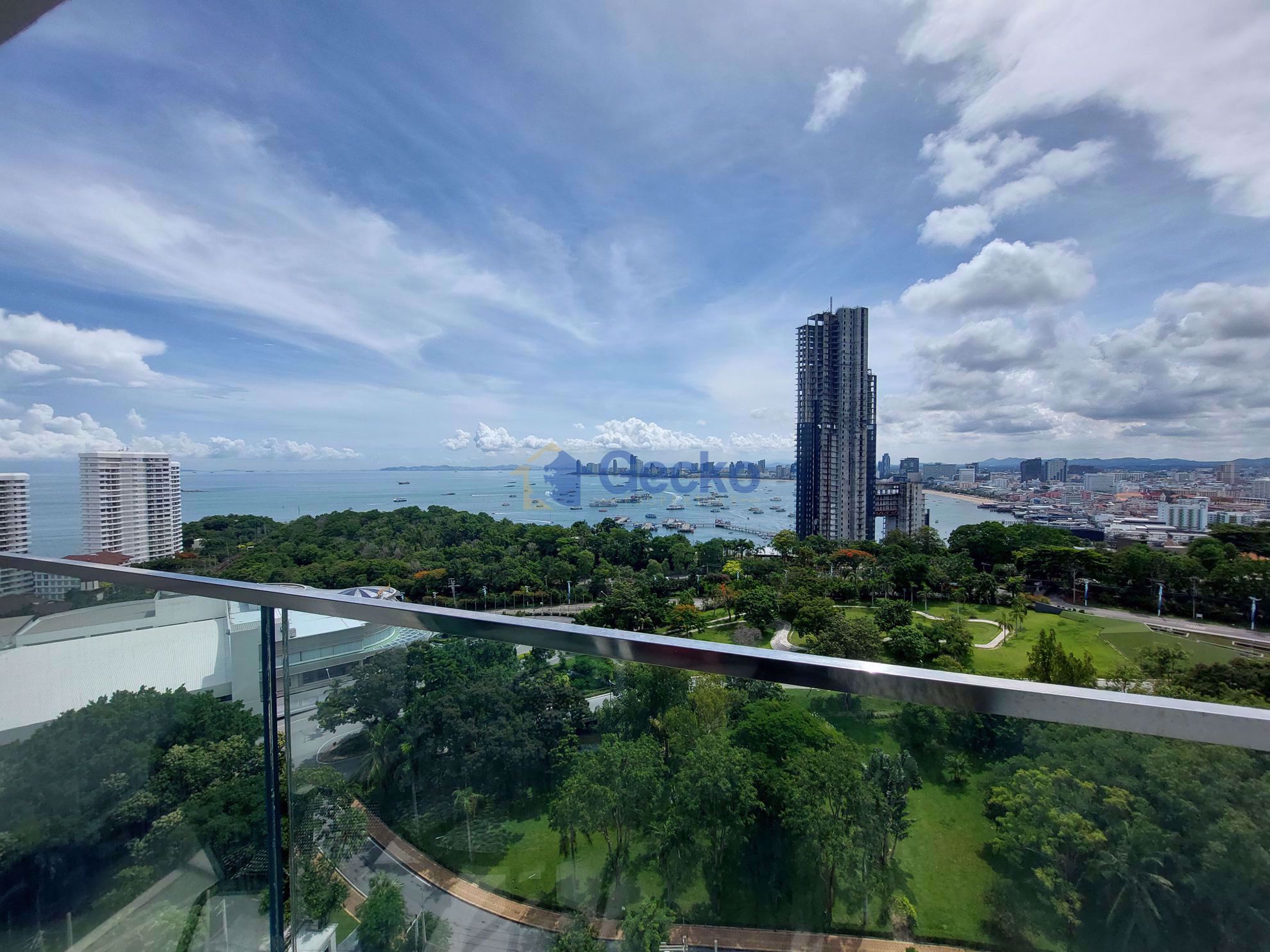 1 Bedroom Condo in Sky Residences Pratumnak C010065