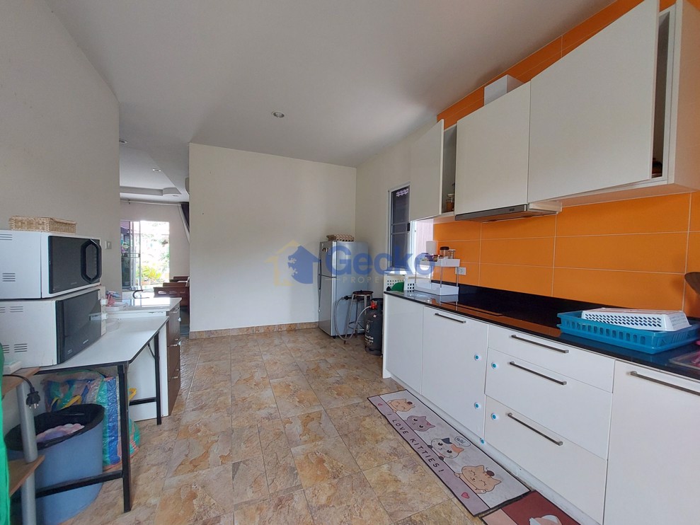 3 Bedrooms House in Petchlada 3  East Pattaya H010169 (Photo 2)