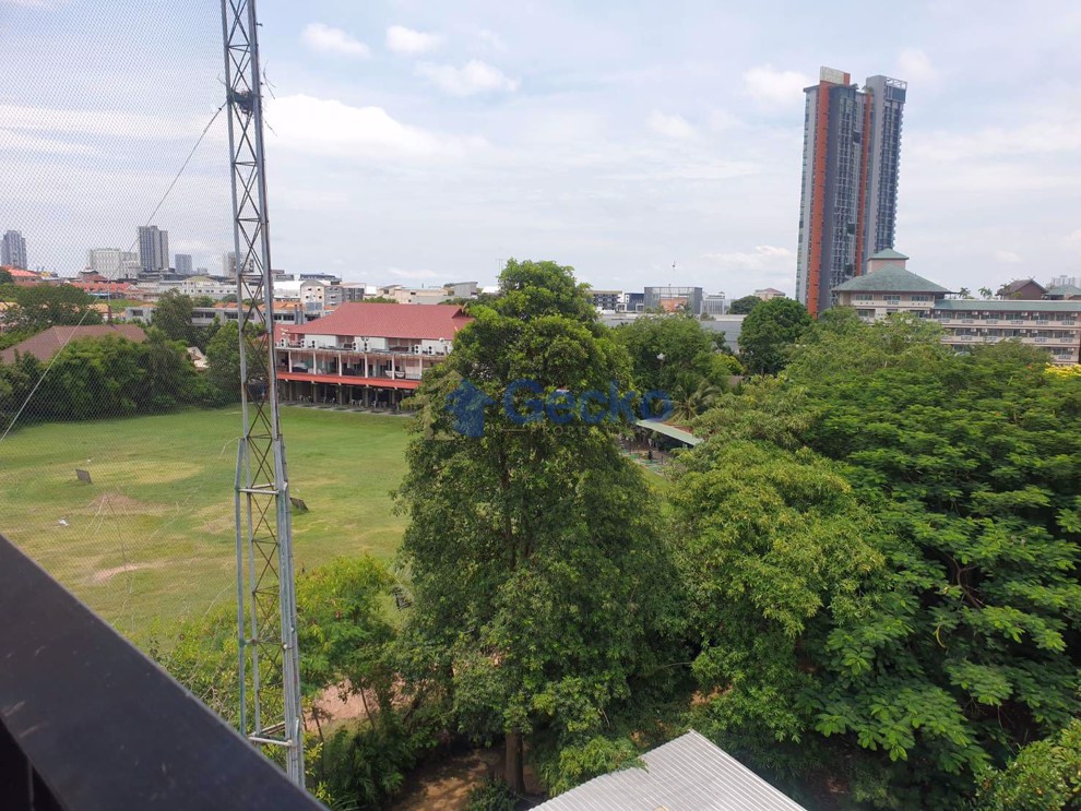 1 Bedroom Condo in Na Lanna  Central Pattaya C010172 (Photo 3)
