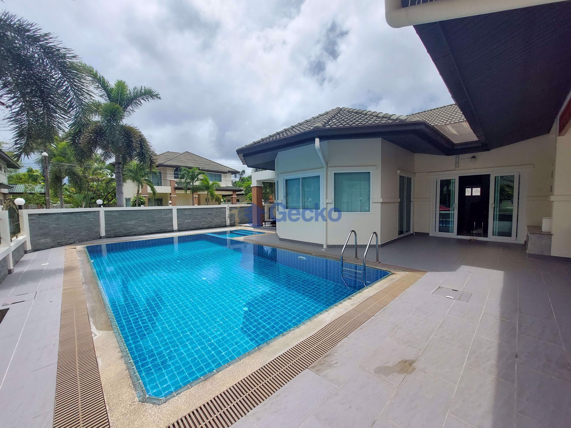 4 Bedrooms House in Green Field Villa 1  East Pattaya H007067