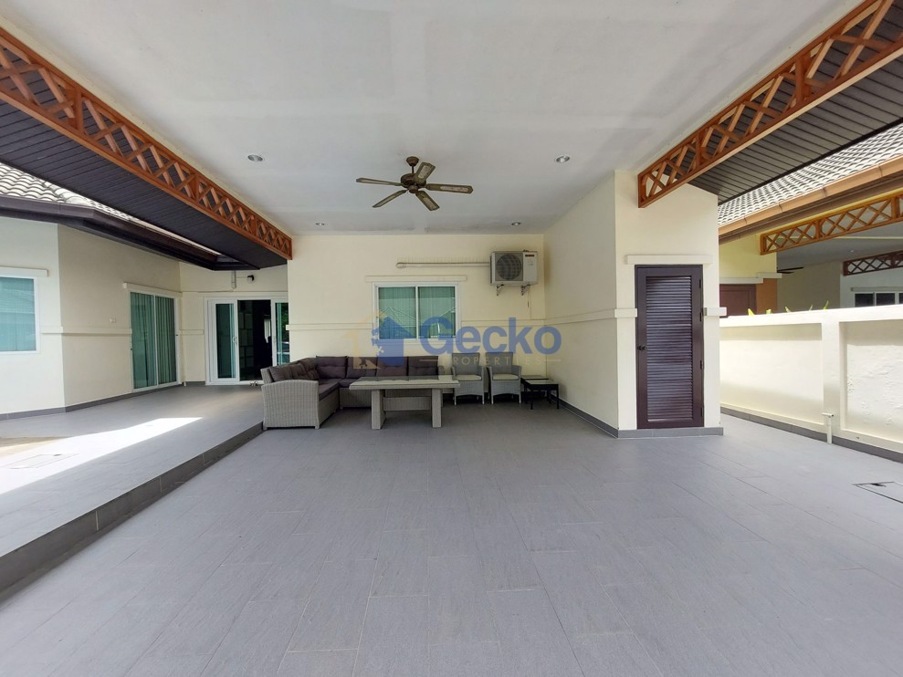 4 Bedrooms House in Green Field Villa 1  East Pattaya H007067 (Photo 2)