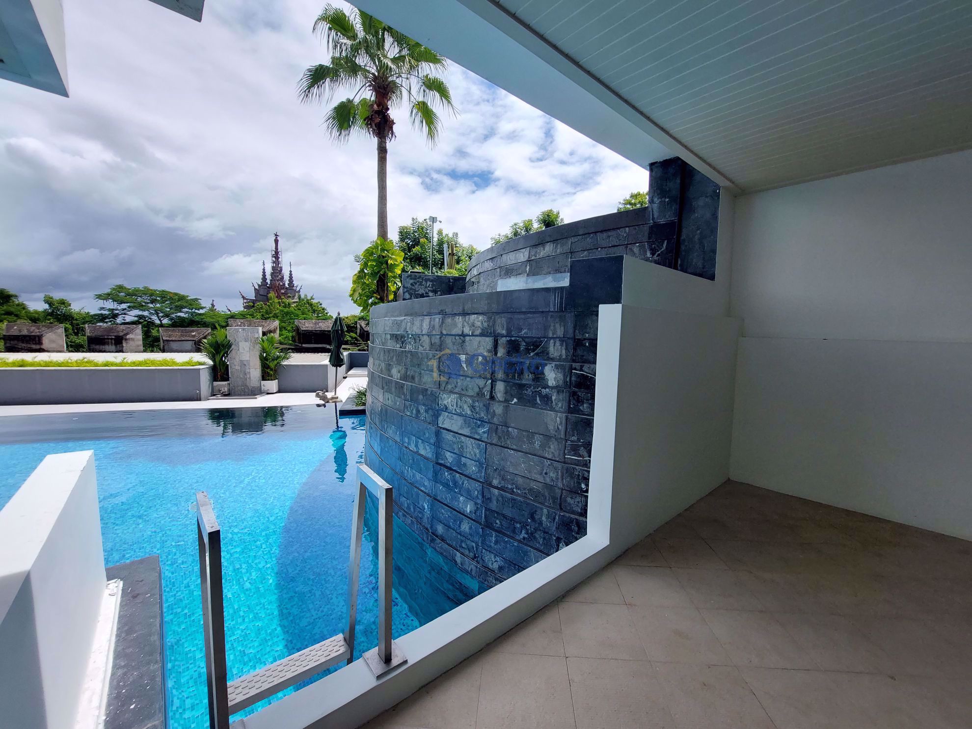 2 Bedrooms Condo in Sanctuary Wongamat C010207