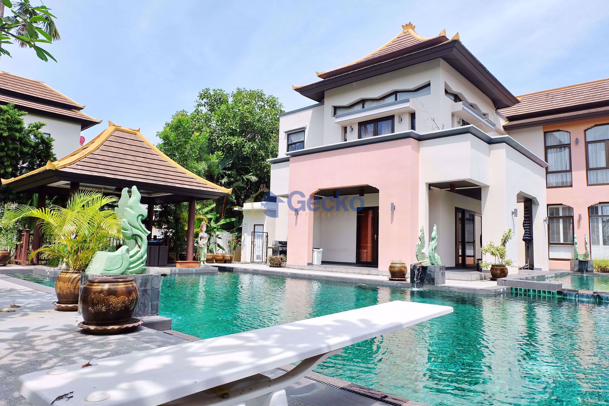 3 Bedrooms House in Phutara  East Pattaya H010291