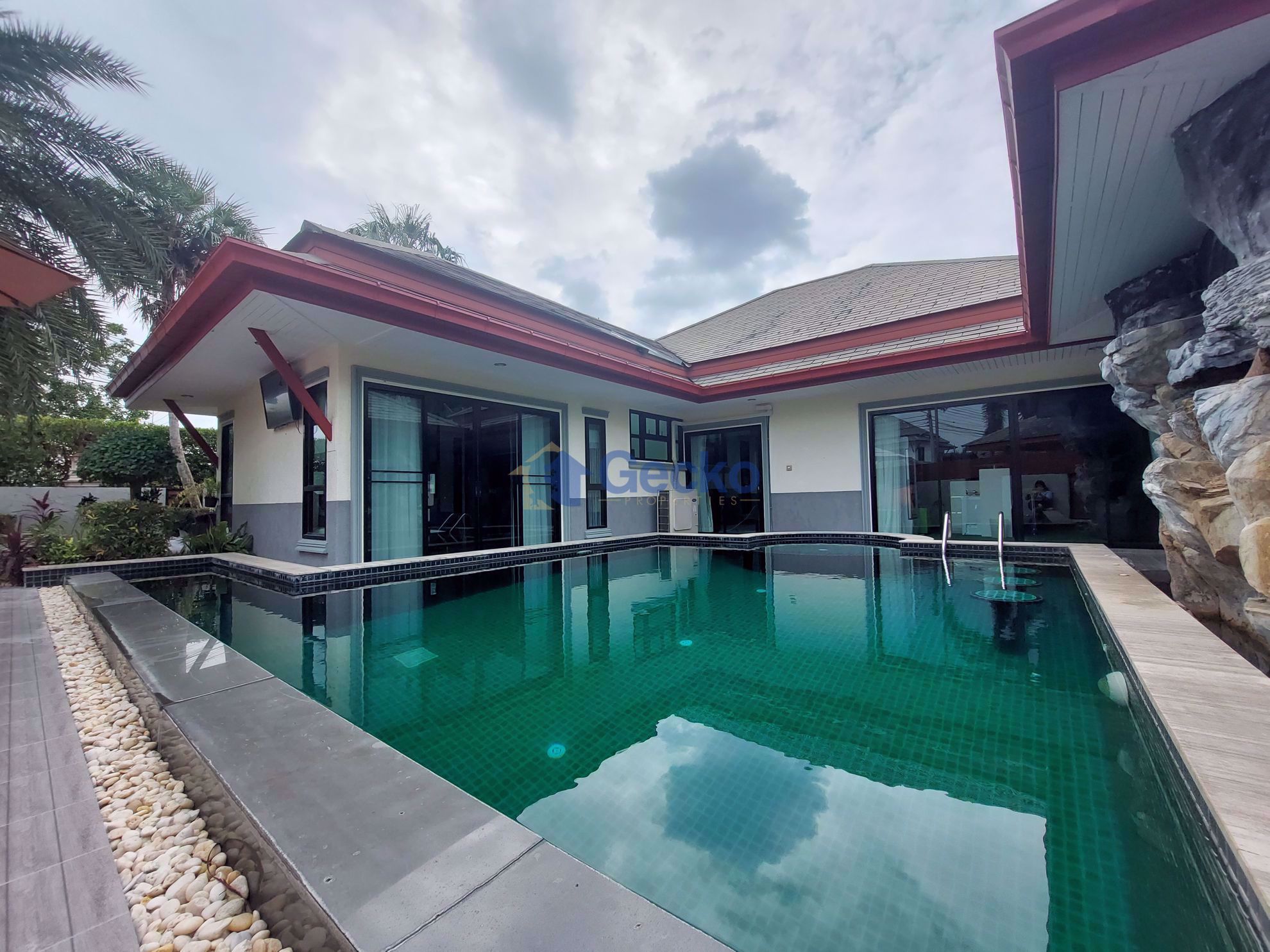 3 ห้องนอน บ้าน in บ้านดุสิตเลค  ห้วยใหญ่ H010369