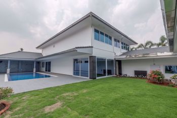 5 Bedrooms House in Siam Gardens  East Pattaya H010736