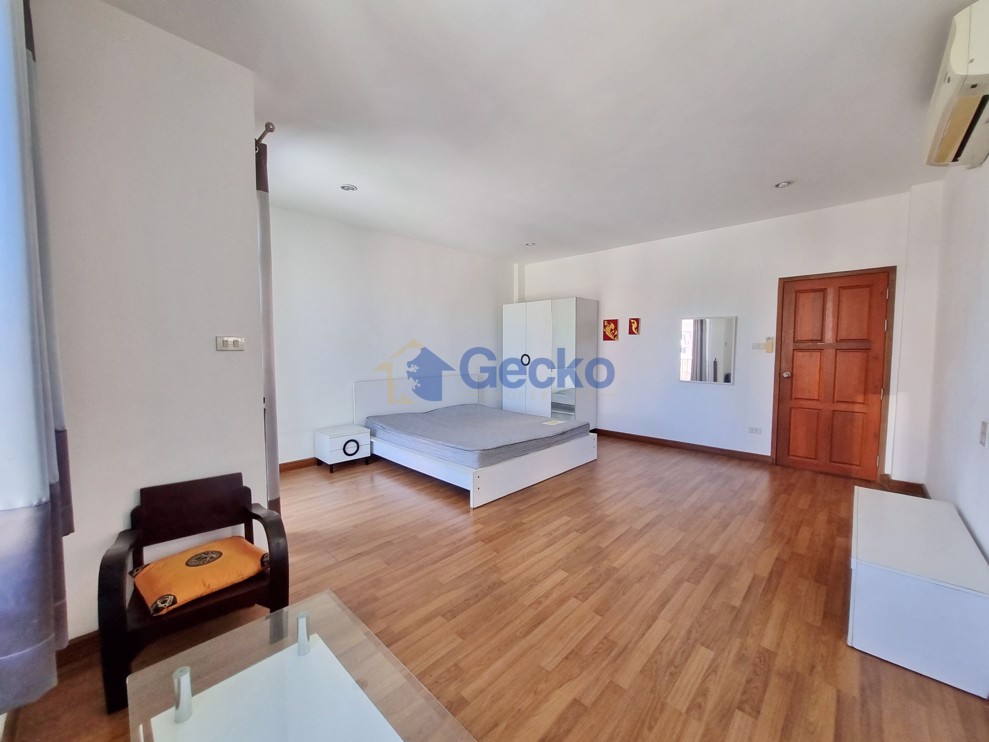 6 Bedrooms House  North Pattaya H010953 (Photo 3)