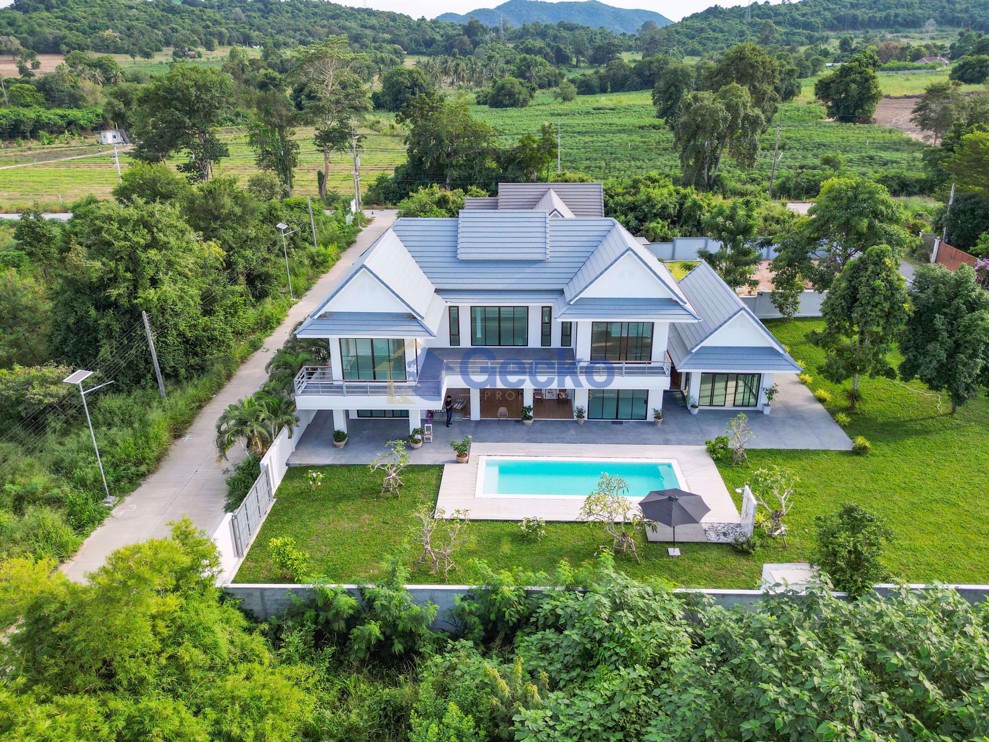 4 Bedrooms House  Bang Saray H011185 (Cover Photo)