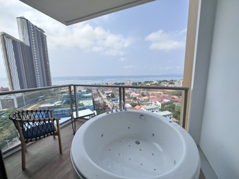 Condo in The Riviera Ocean Drive  Jomtien C011387