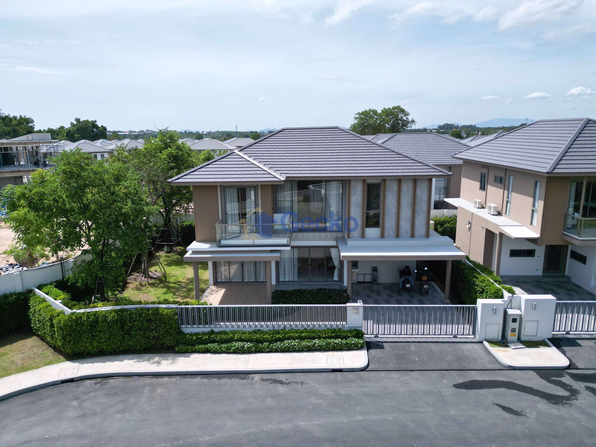 4 Bedrooms House  East Pattaya H011710