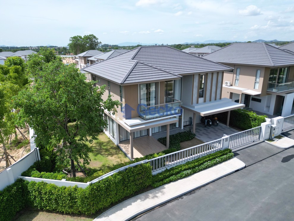 4 Bedrooms House  East Pattaya H011710 (Photo 1)