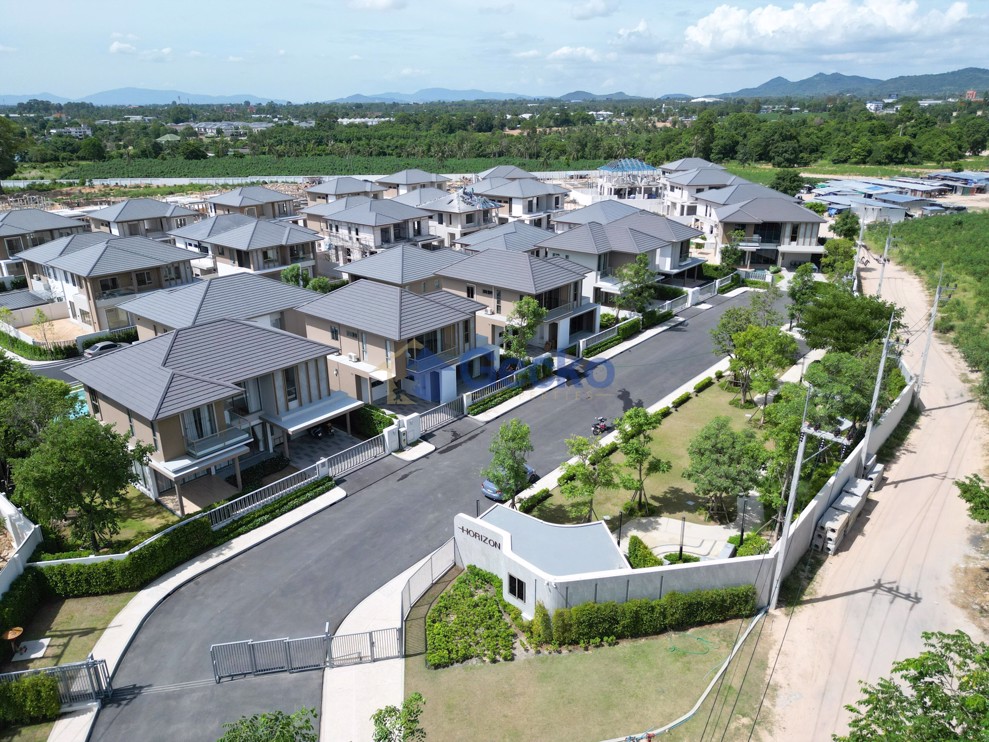 4 Bedrooms House  East Pattaya H011710 (Photo 2)