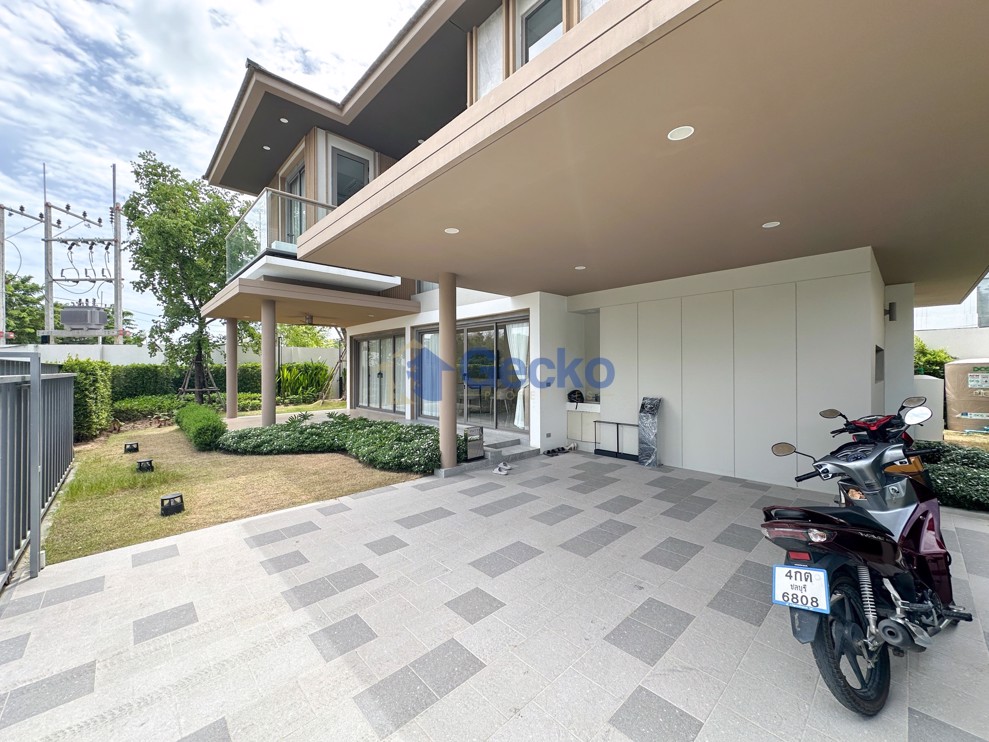 4 Bedrooms House  East Pattaya H011710 (Photo 4)