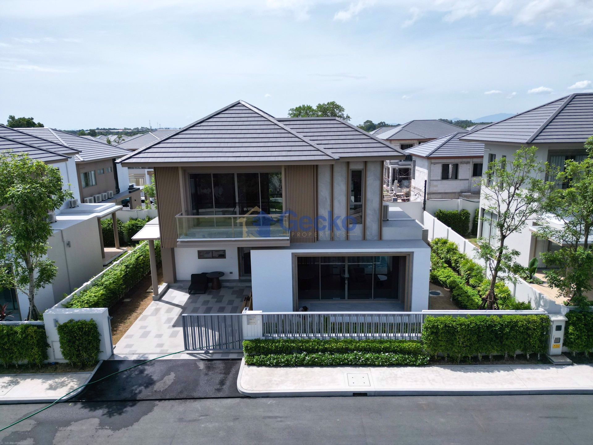 4 Bedrooms House  East Pattaya H011712