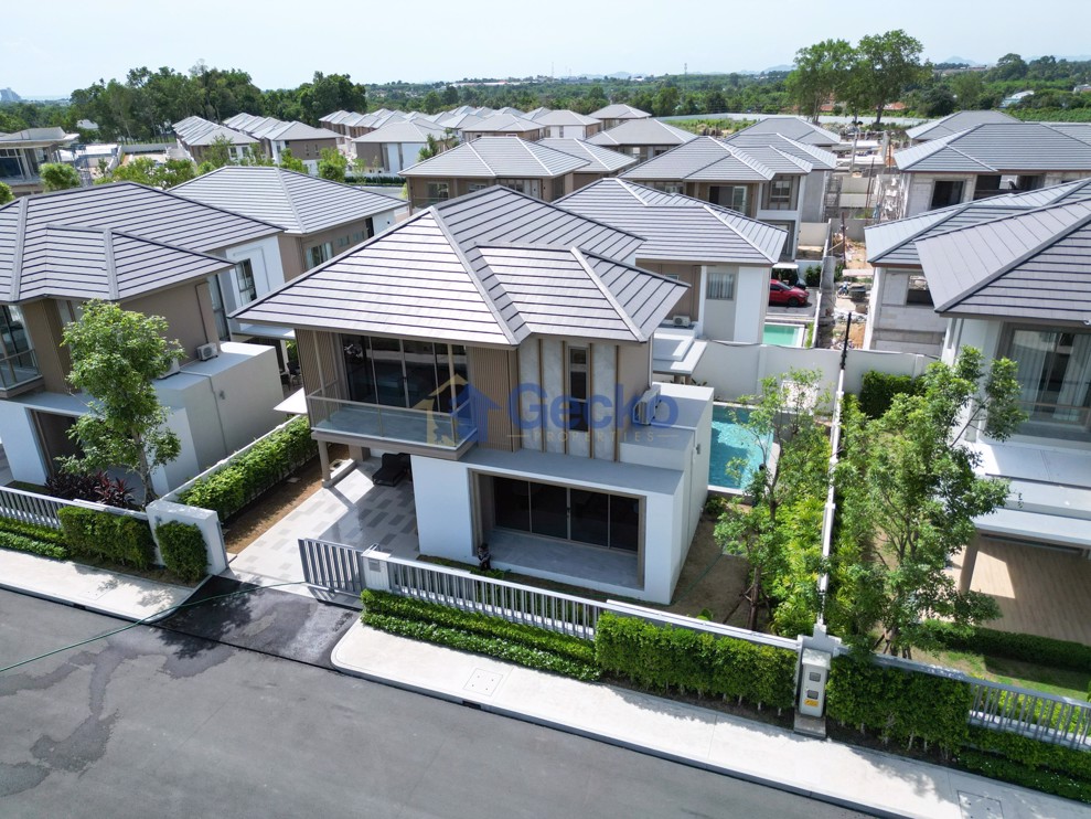 4 Bedrooms House  East Pattaya H011712 (Photo 2)