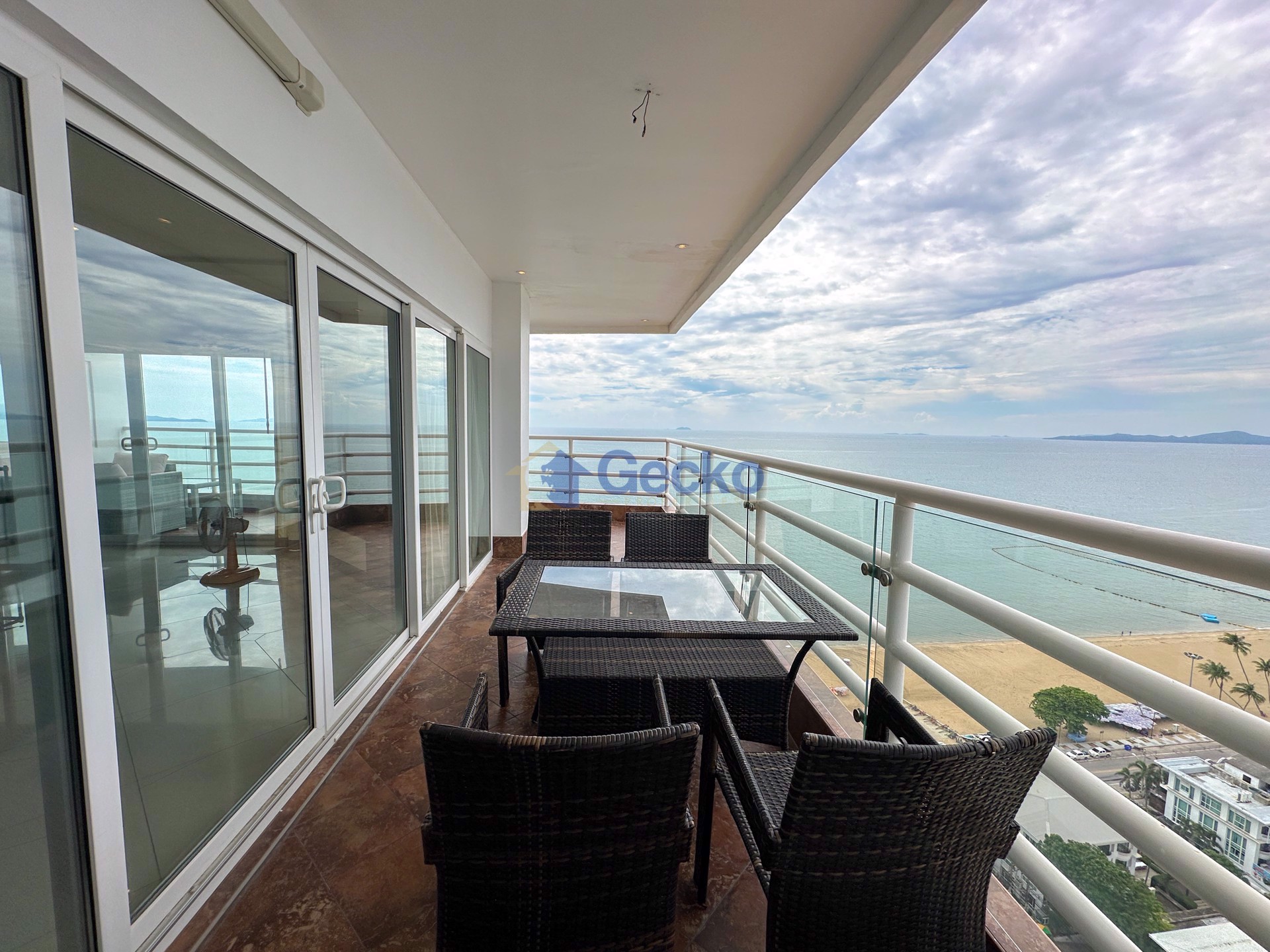 3 Bedrooms Condo in View Talay 8 Jomtien C011932