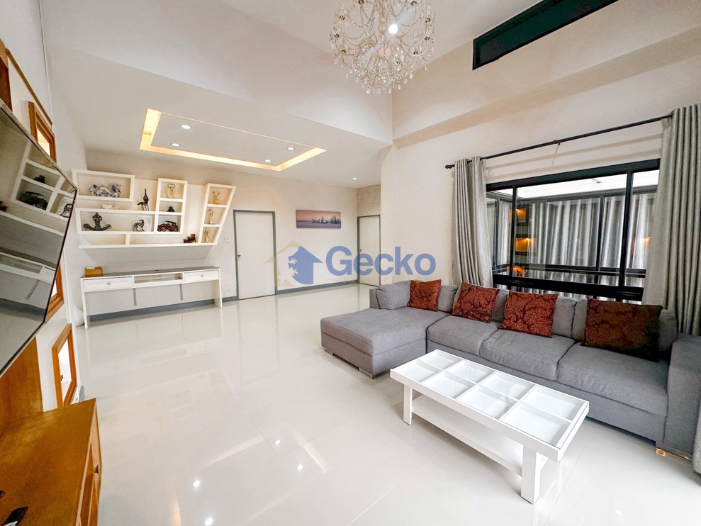 3 Bedrooms House in Patta Village  East Pattaya H009100 (Photo 1)