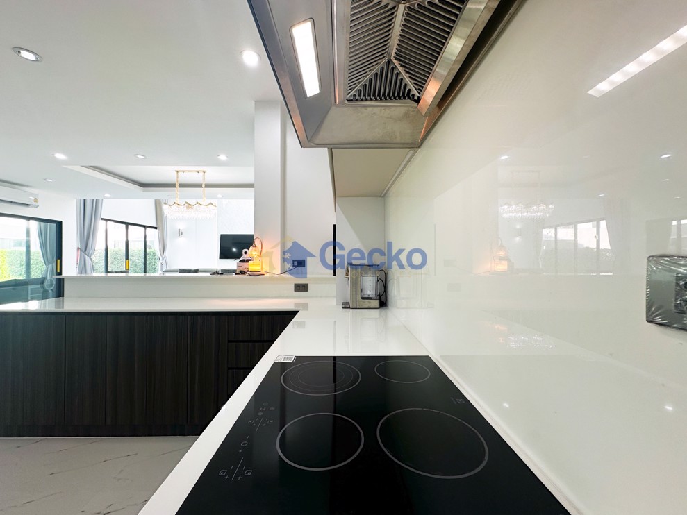 Picture of 4 Bedrooms House in Horseshoe Point, The Village  East Pattaya H012252