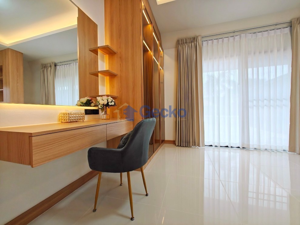 Picture of 4 Bedrooms House in Pattaya Tropical  East Pattaya H012273