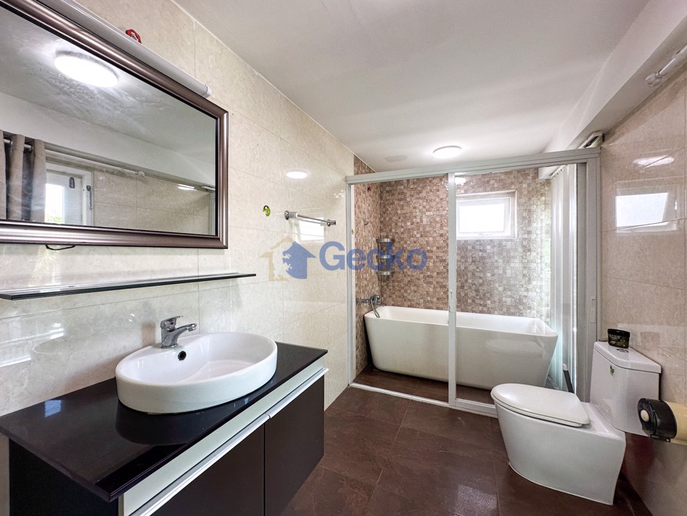 Picture of 5 Bedrooms House in European Home Place  East Pattaya H012347