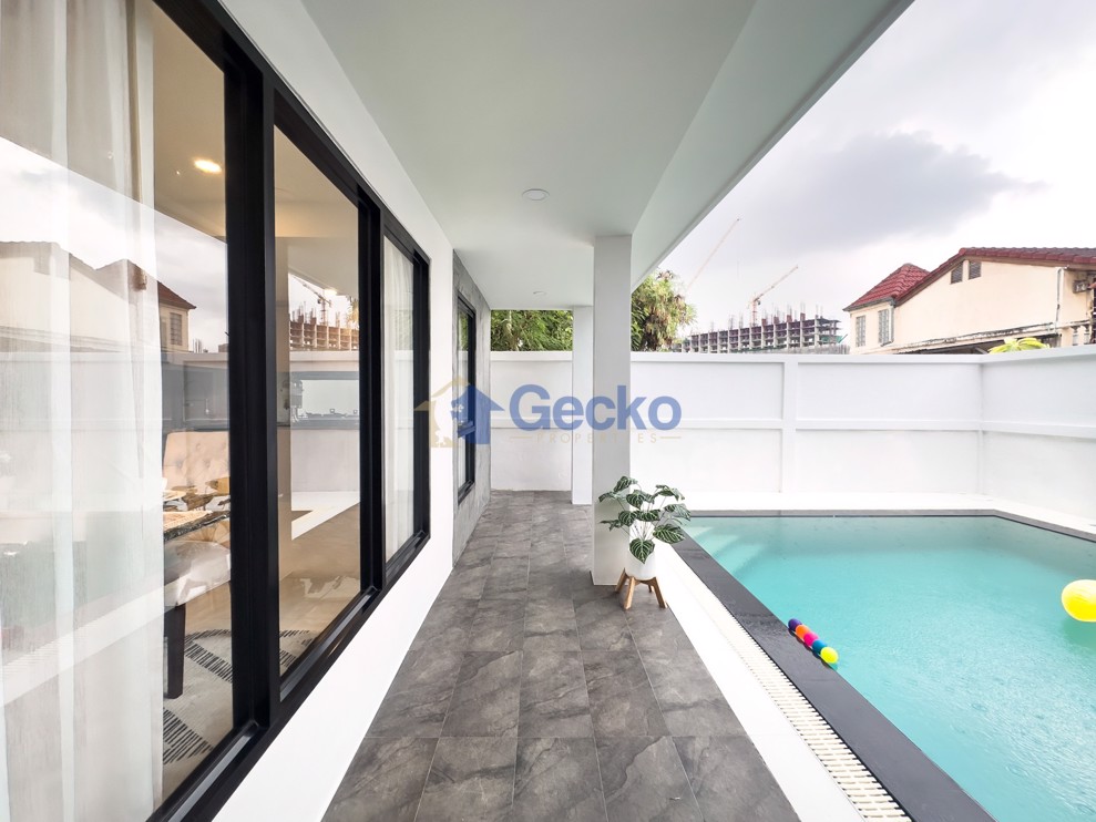 6 Bedrooms House  South Pattaya H012412 (Photo 1)