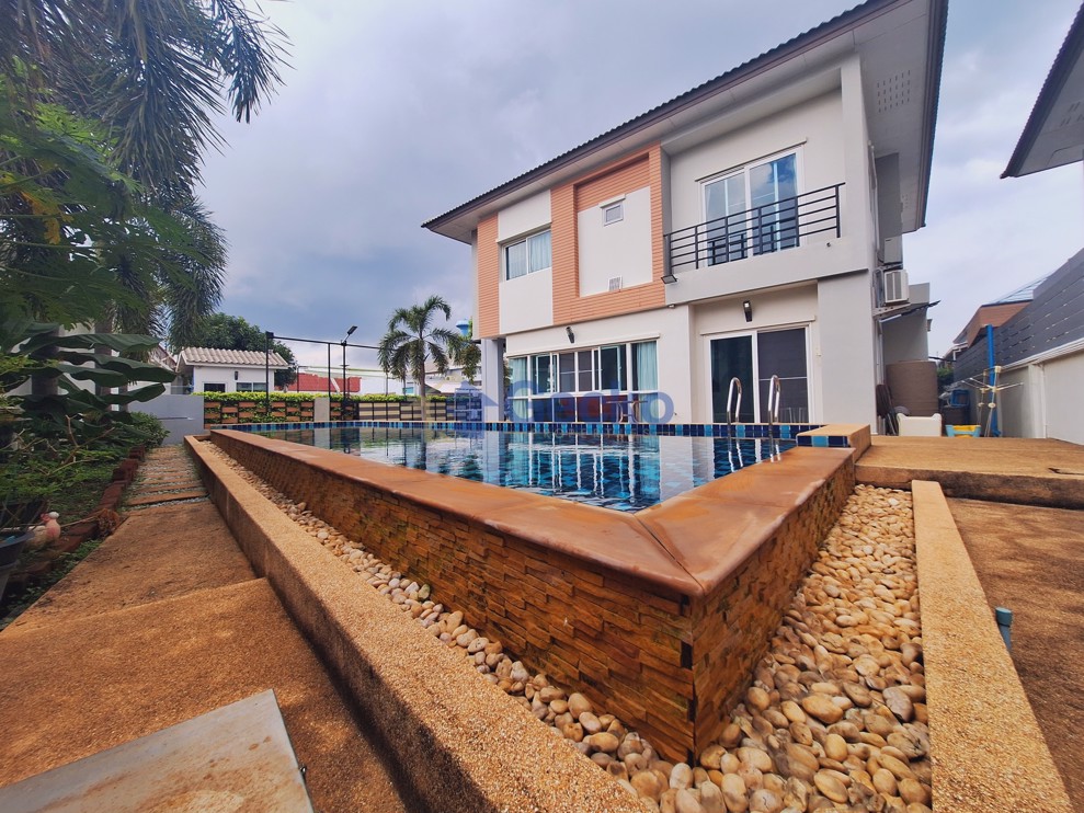 3 Bedrooms House in Patta Village  East Pattaya H012415 (Photo 1)