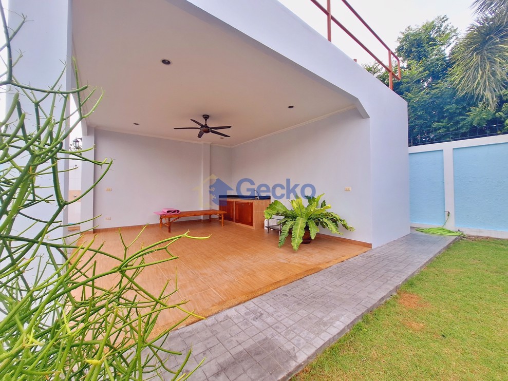 4 Bedrooms House  East Pattaya H012435 (Photo 1)