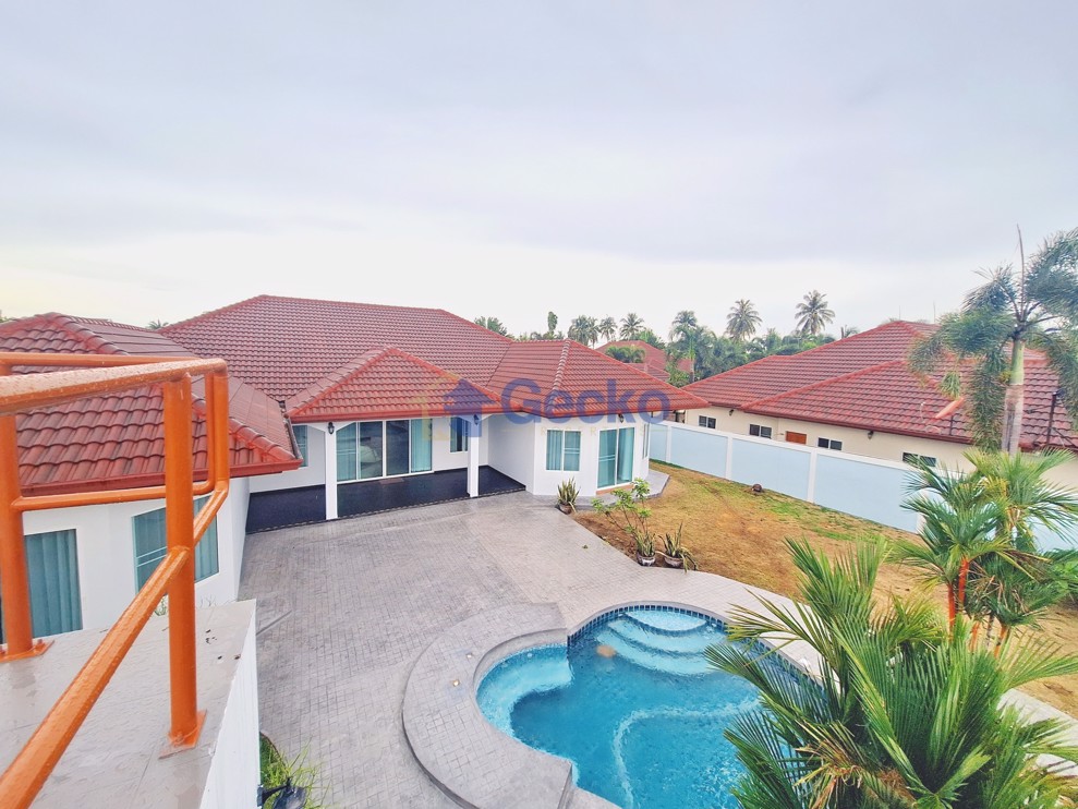 4 Bedrooms House  East Pattaya H012435 (Photo 3)