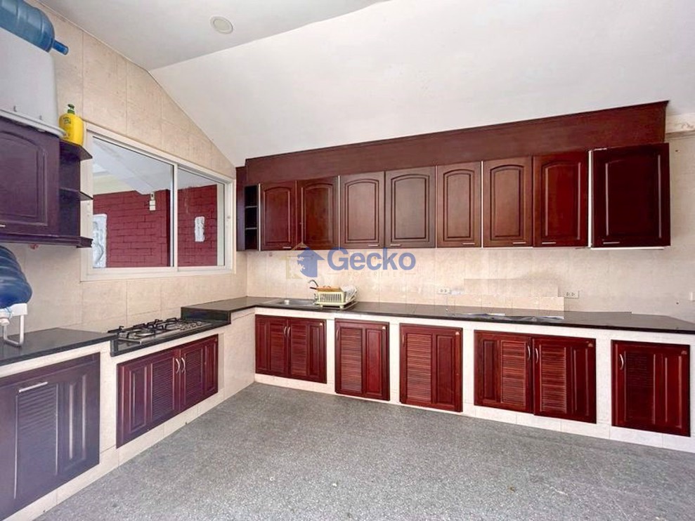 4 Bedrooms House in Eakmongkol 4  East Pattaya H012444 (Photo 3)