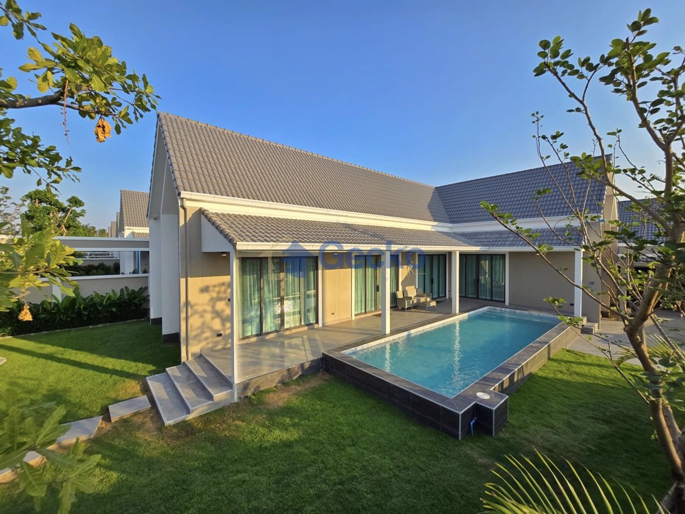 4 Bedrooms House  East Pattaya H012480 (Photo 1)