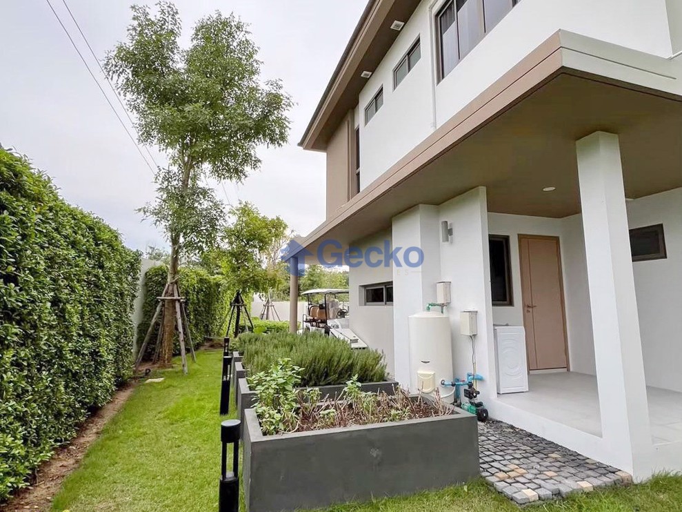 4 Bedrooms House  East Pattaya H012490 (Photo 1)