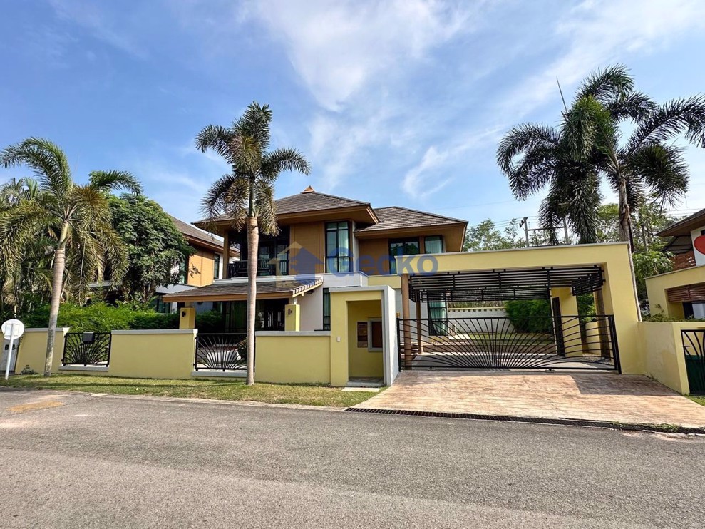 4 Bedrooms House in Horseshoe Point, The Village  East Pattaya H012496 (Photo 1)