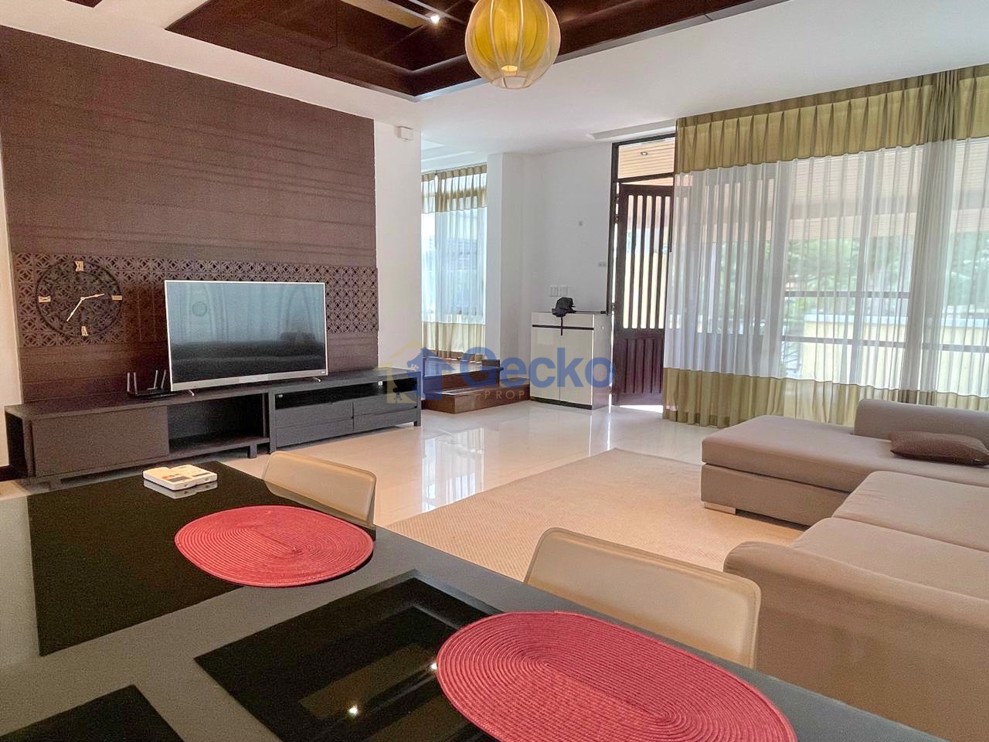 4 Bedrooms House in Horseshoe Point, The Village  East Pattaya H012496 (Photo 2)