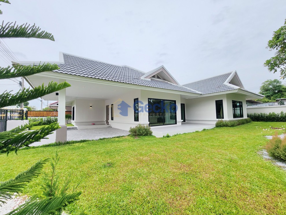 3 Bedrooms House in European Thai House Village  East Pattaya H012527 (Photo 1)