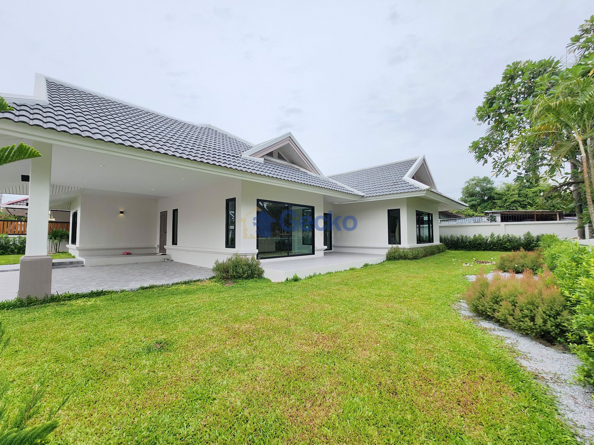 3 Bedrooms House in European Thai House Village  East Pattaya H012527