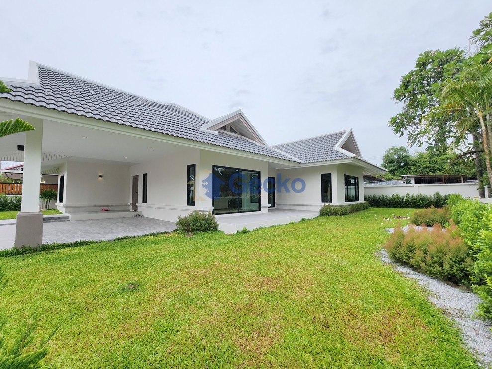 3 Bedrooms House in European Thai House Village  East Pattaya H012527 (Cover Photo)