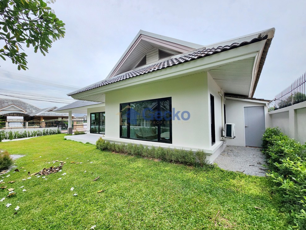 3 Bedrooms House in European Thai House Village  East Pattaya H012527 (Photo 3)