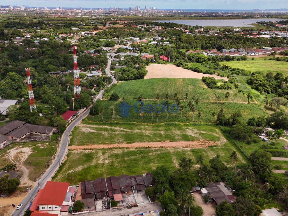Land available in East Pattaya L012560 (Photo 2)