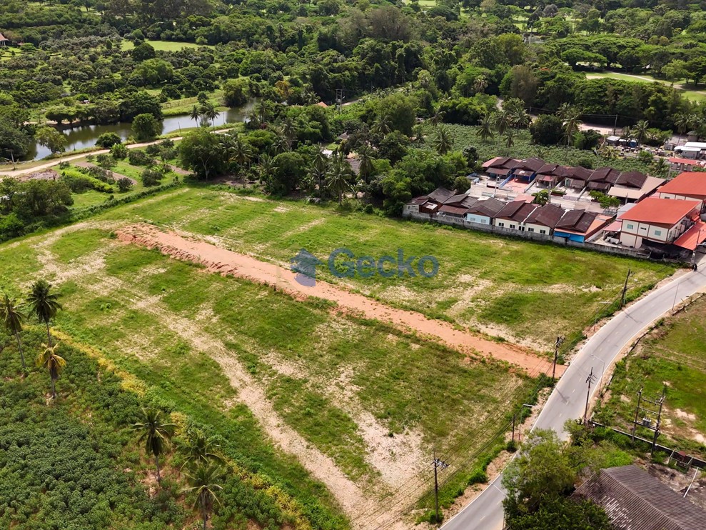 Land available in East Pattaya L012560 (Photo 1)