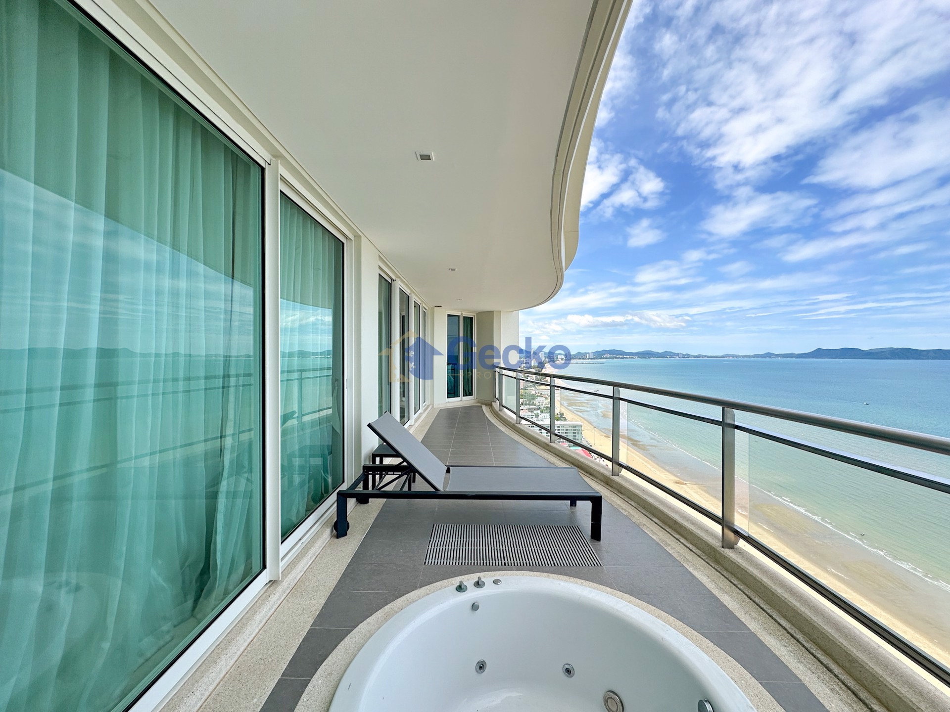 4 Bedrooms Condo in Reflection Jomtien C012562