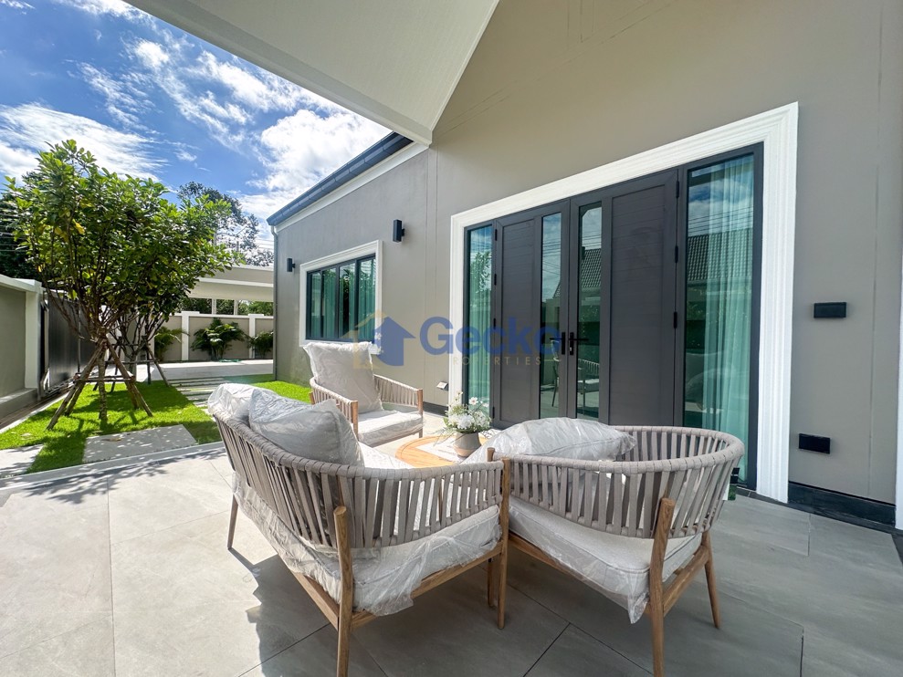4 Bedrooms House  East Pattaya H012572 (Photo 1)