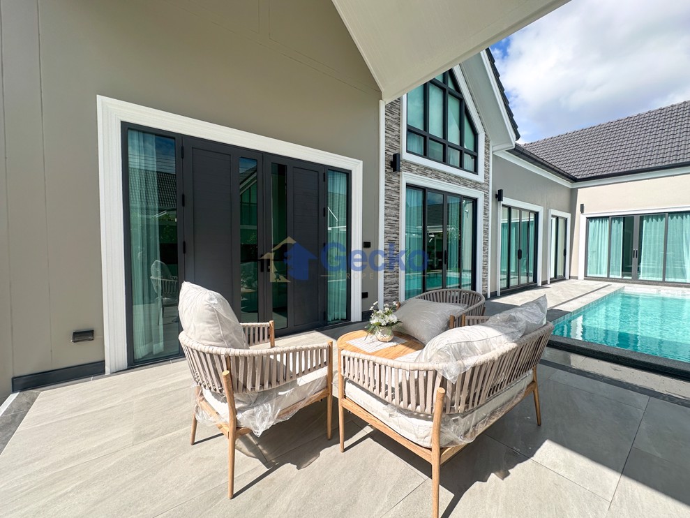 4 Bedrooms House  East Pattaya H012572 (Photo 2)
