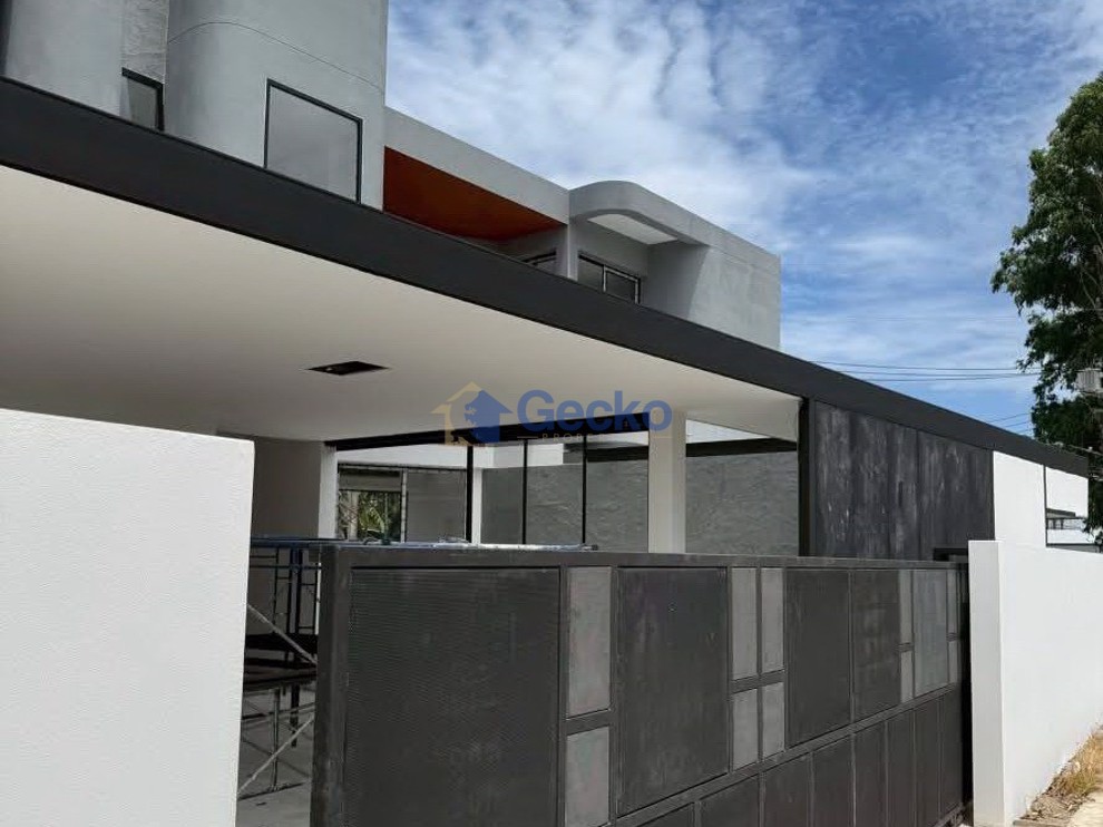 3 Bedrooms House  East Pattaya H012573 (Photo 1)